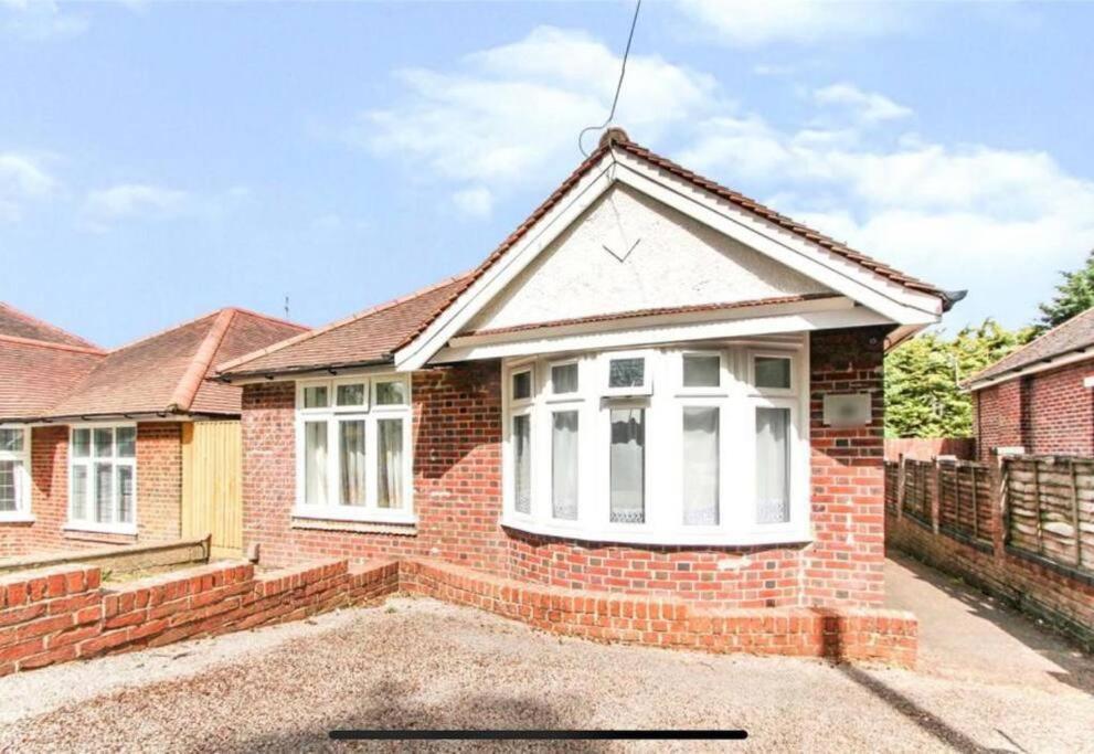 Accessible 3-Bedroom Bungalow With Patio +Drivewayサウサンプトン エクステリア 写真