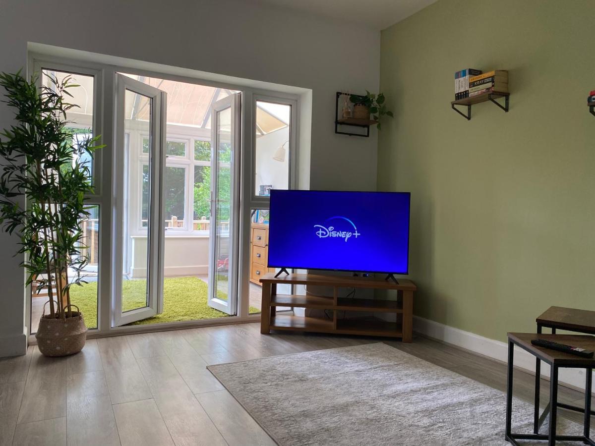 Accessible 3-Bedroom Bungalow With Patio +Drivewayサウサンプトン エクステリア 写真